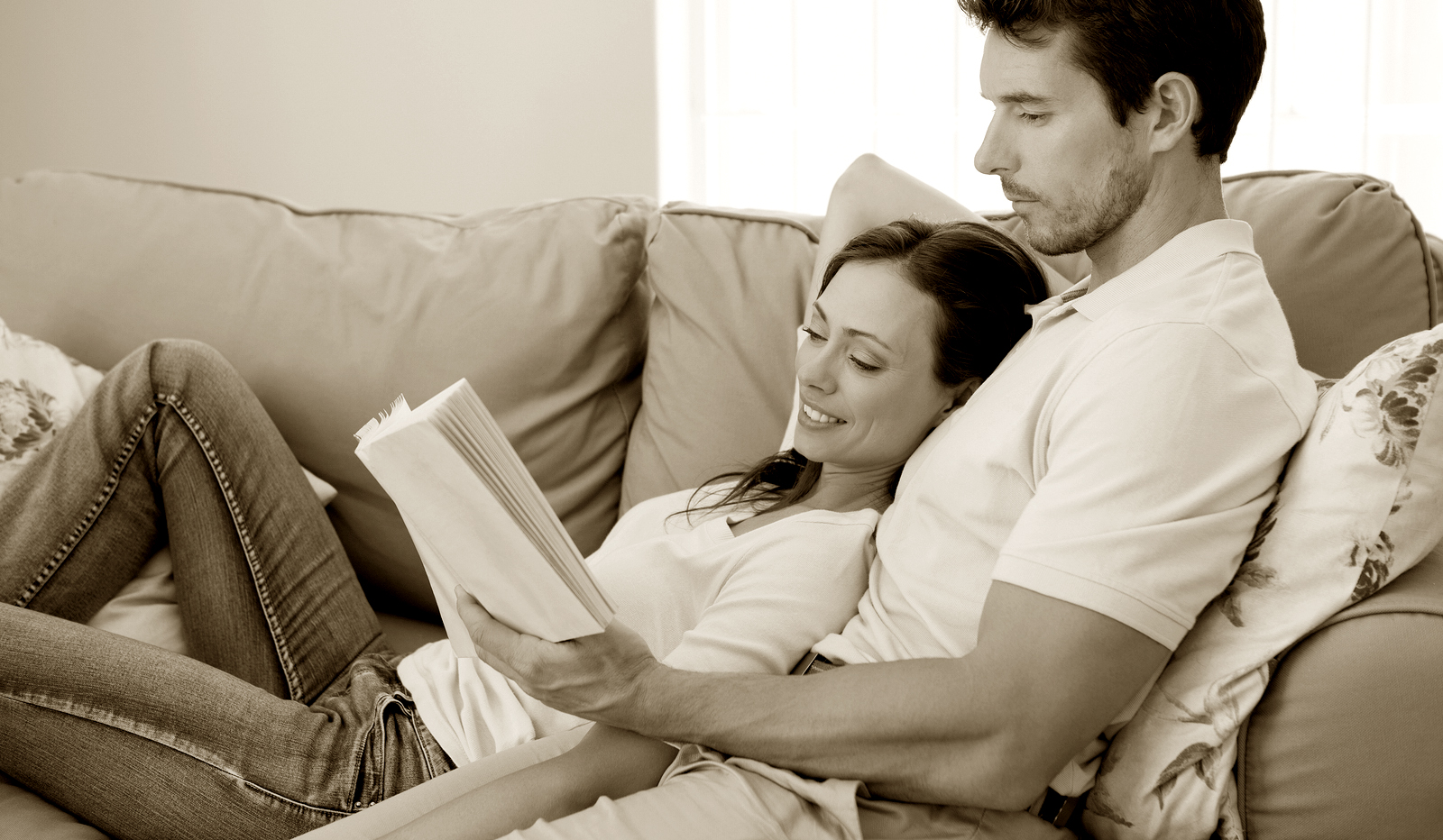 billede af par der læser en bog