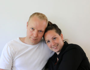 Et billede mere i farver af Jonas og Anna - partnere i Lovecast. Et billede i farver af kærester og partnere i Lovecast - Jonas & Anna